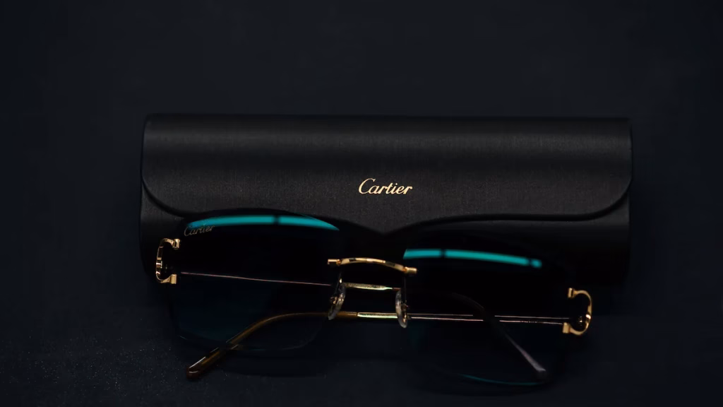 occhiale da sole cartier glasant con lenti scure, su sfondo nero con astuccio cartier originale