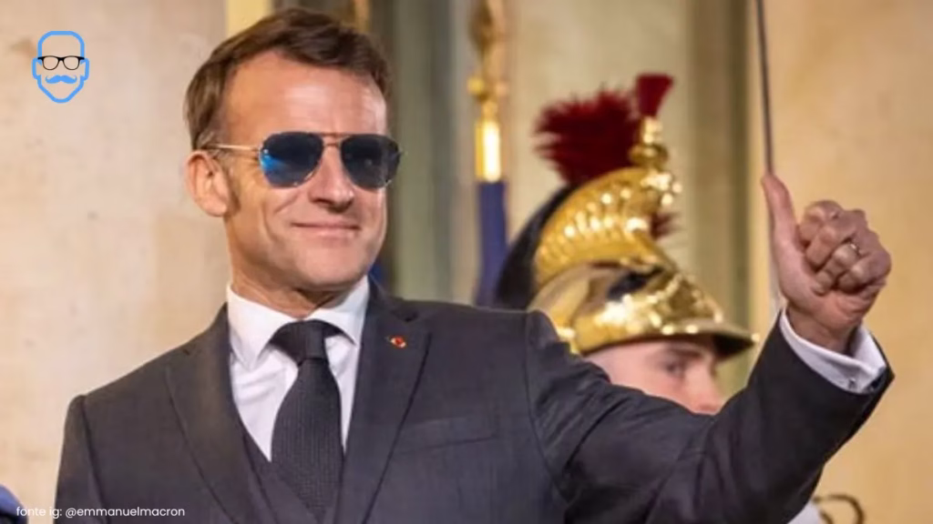 foto di Macron con pollice all insù , indossa occhiali da sole